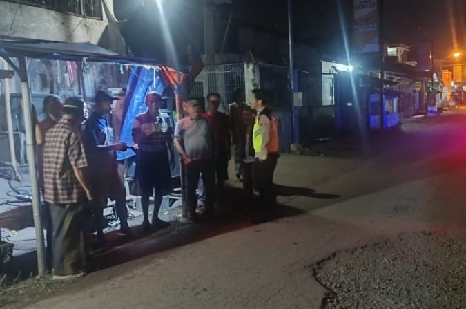 Personel Polsek Losari Brebes menertibkan obrok-obrok sahur di Desa Losari Kidul