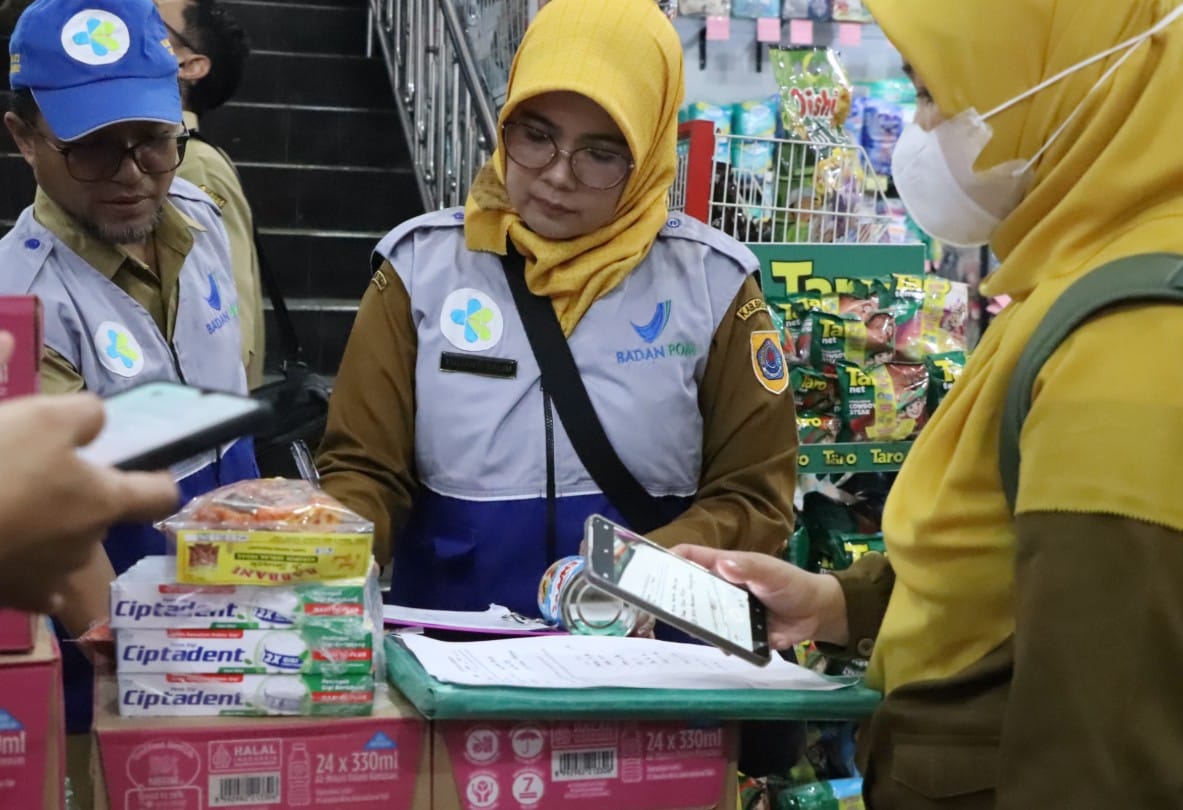 Tim pengawas terpadu memeriksa produk pangan di Pasar Tradisional Ketanggungan Kabupaten Brebes