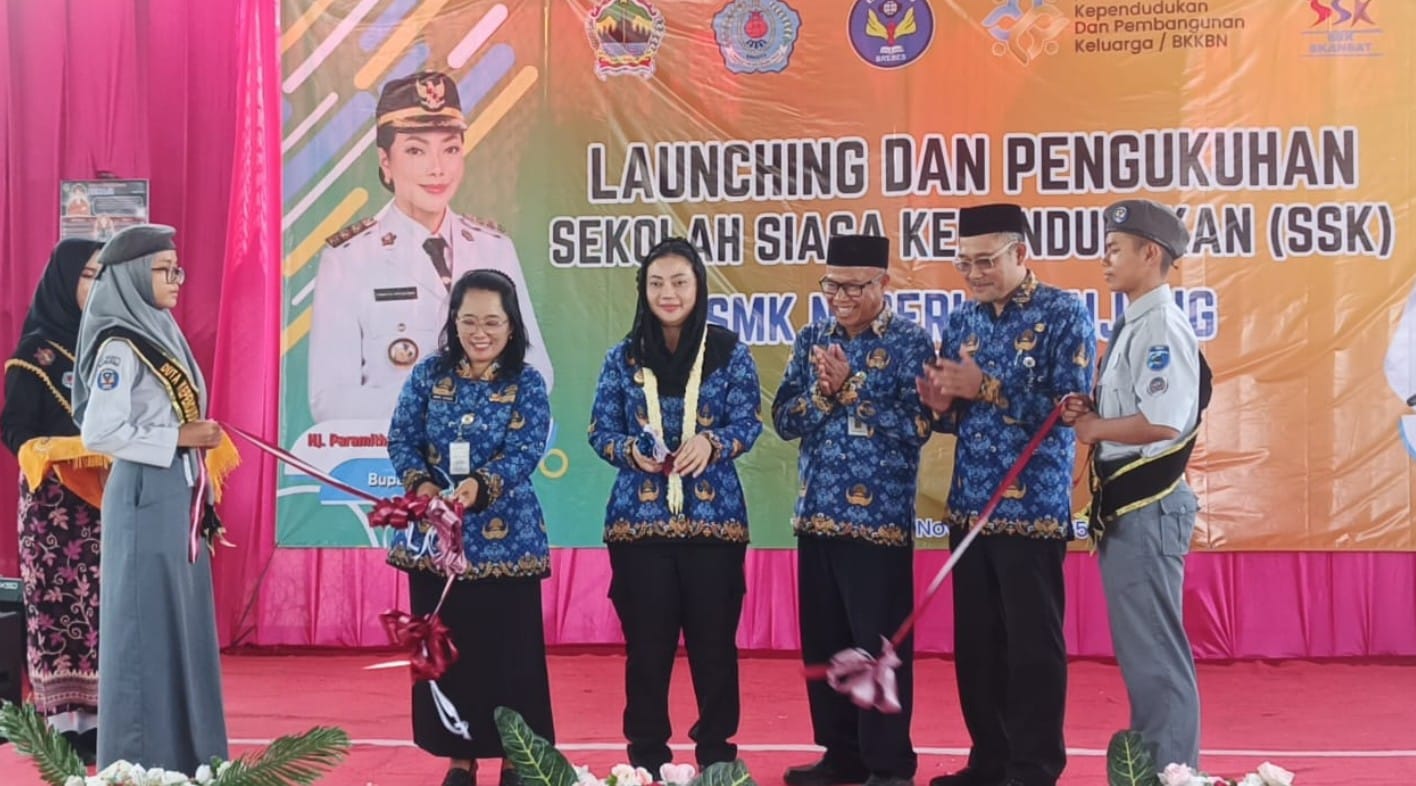 Bupati Brebes mengukuhkan SMKN 1 Tonjong sebagai Sekolah Siaga Kependudukan