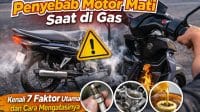 Ilustrasi pengendara memeriksa mesin motor yang mati saat di gas