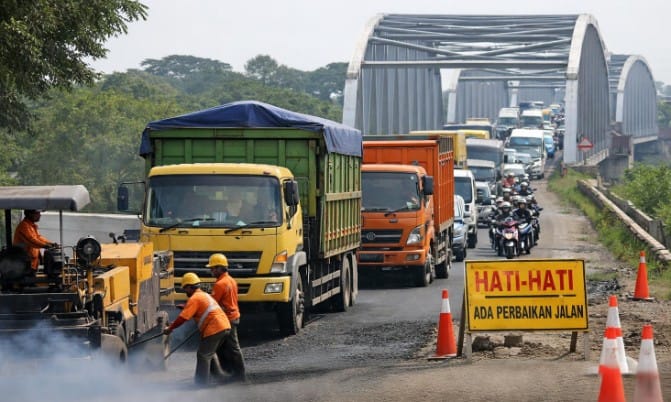 Pekerja mengaspal ulang Jembatan Sungai Pemali di Jalingkut Brebes, antrean kendaraan mencapai 1 km