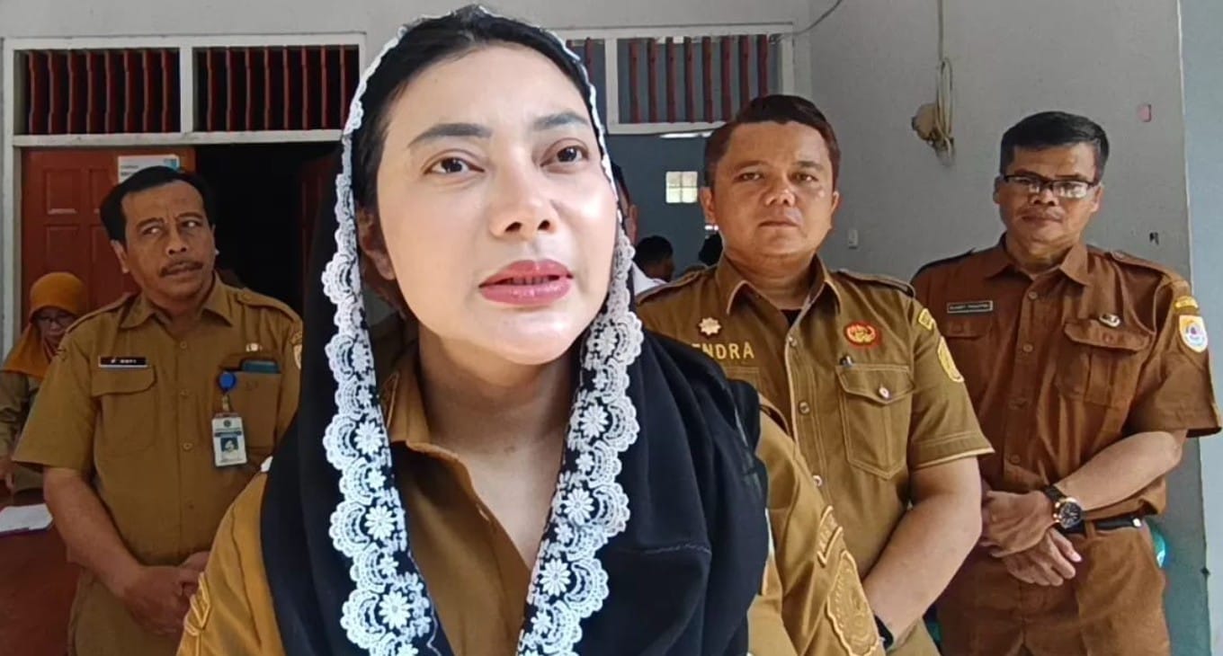Bupati Brebes Paramitha Widya Kusuma meninjau perbaikan jalan sebagai persiapan mudik Brebes 2026