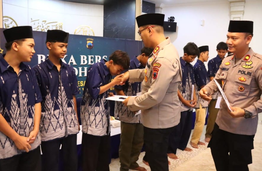 Polres Brebes santunan anak yatim dan buka puasa bersama di Masjid Baitul Muttaqin