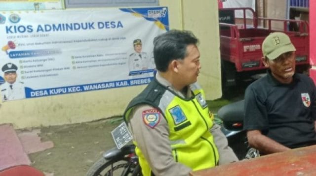 Bhabinkamtibmas Polsek Wanasari sambang tokoh masyarakat Desa Kupu Brebes