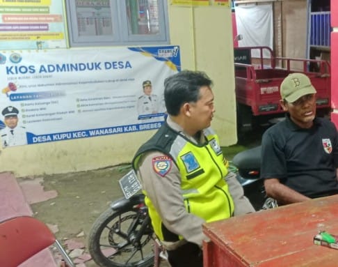 Bhabinkamtibmas Polsek Wanasari sambang tokoh masyarakat Desa Kupu Brebes