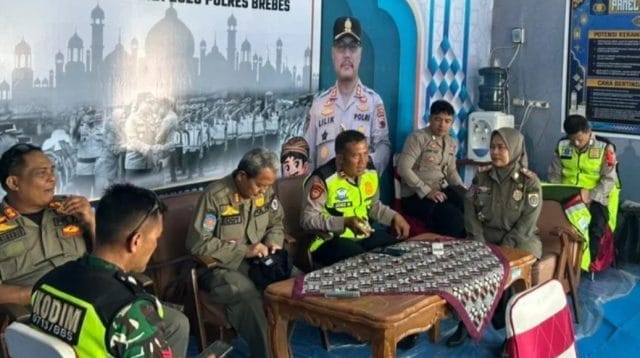 Personel Satpol PP Brebes bersiaga di pos pengamanan arus mudik Lebaran 2026