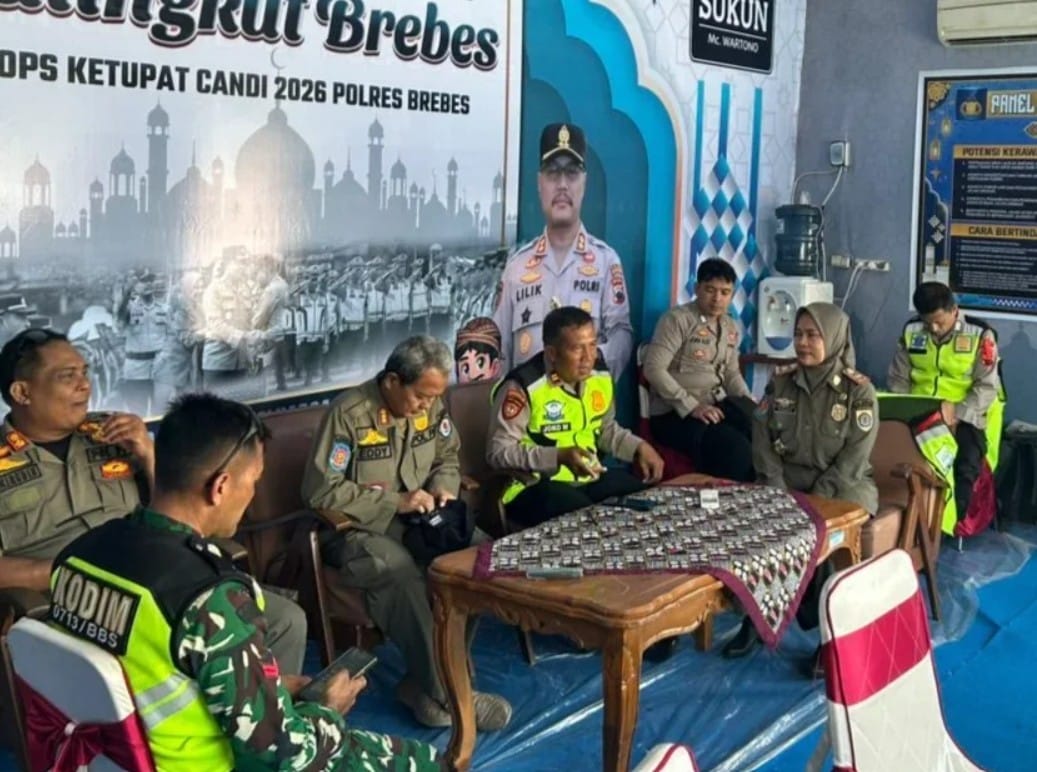 Personel Satpol PP Brebes bersiaga di pos pengamanan arus mudik Lebaran 2026