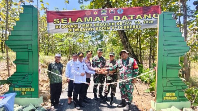 Brigjen TNI Abdul Hanis memimpin penutupan TMMD Brebes Reguler ke-127 di Lapangan Desa Cikuya Kecamatan Banjarharjo