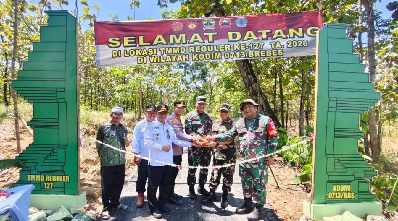 Brigjen TNI Abdul Hanis memimpin penutupan TMMD Brebes Reguler ke-127 di Lapangan Desa Cikuya Kecamatan Banjarharjo