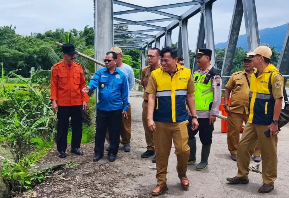 Kondisi talud jembatan longsor di Desa Ciseureh Ketanggungan Brebes