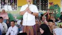 Wagub Jateng Taj Yasin meninjau lokasi bencana tanah bergerak Sirampog Brebes dan menyerahkan bantuan
