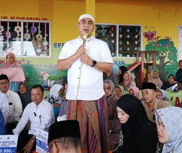 Wagub Jateng Taj Yasin meninjau lokasi bencana tanah bergerak Sirampog Brebes dan menyerahkan bantuan