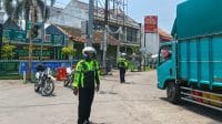 Personel tim urai Polres Brebes bermotor siaga mengurai kemacetan arus mudik di jalur Pantura Brebes