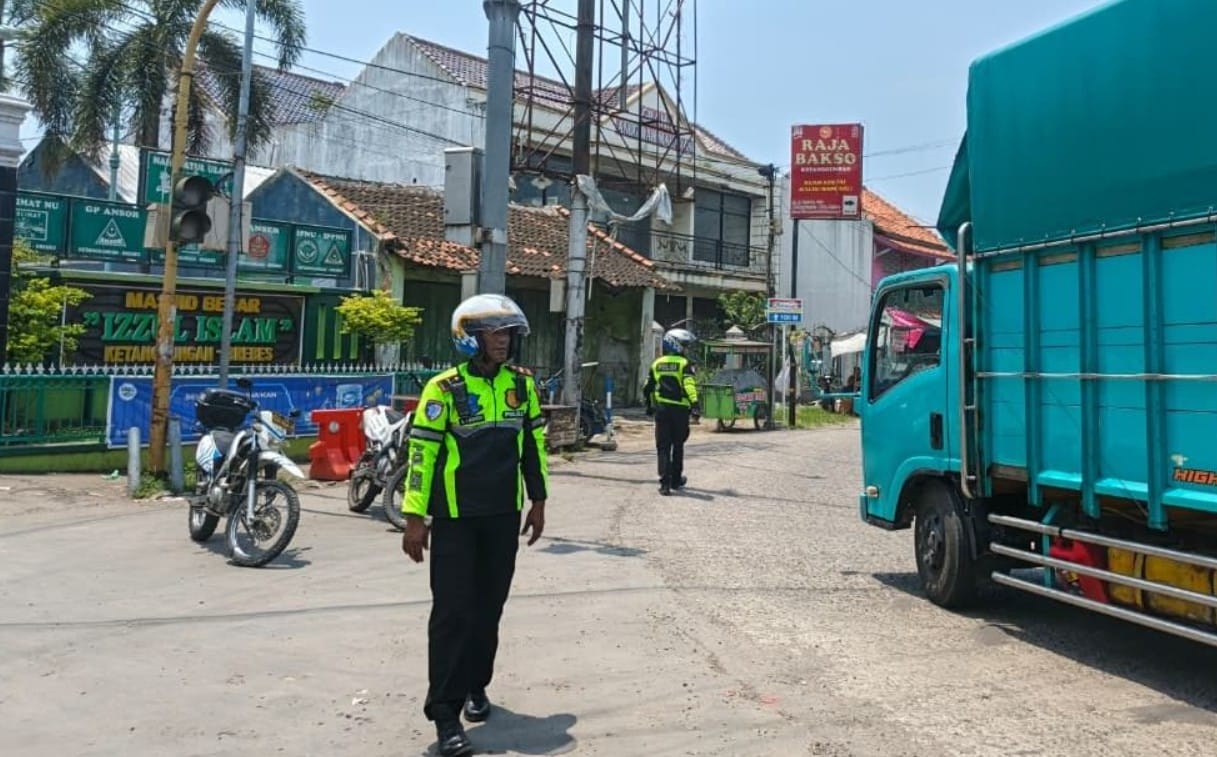 Tim Urai Polres Brebes Mudik Lebaran 2026 Personel tim urai Polres Brebes bermotor siaga mengurai kemacetan arus mudik di jalur Pantura Brebes