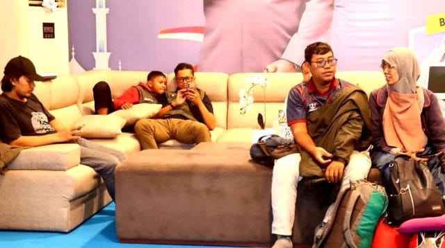 Bocah pemudik tertidur pulas di ruang tunggu Valet Ride Brebes saat menunggu keberangkatan bus mudik gratis