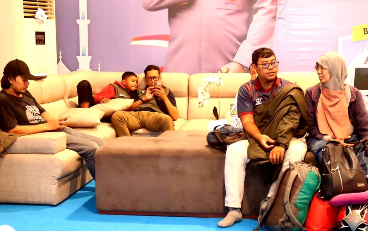 Bocah pemudik tertidur pulas di ruang tunggu Valet Ride Brebes saat menunggu keberangkatan bus mudik gratis