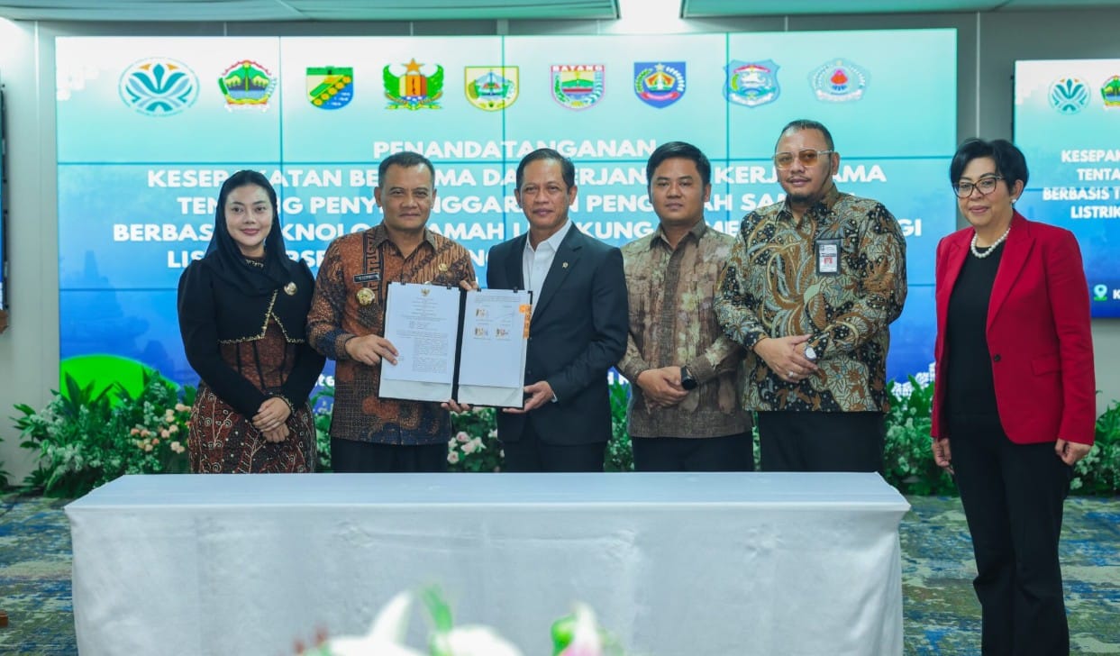 Aglomerasi Pengolahan Sampah Jawa Tengah Tegal Raya dan Pekalongan Raya Gubernur Jawa Tengah dan 7 kepala daerah tandatangani kesepakatan aglomerasi pengolahan sampah dengan Menteri Lingkungan Hidup