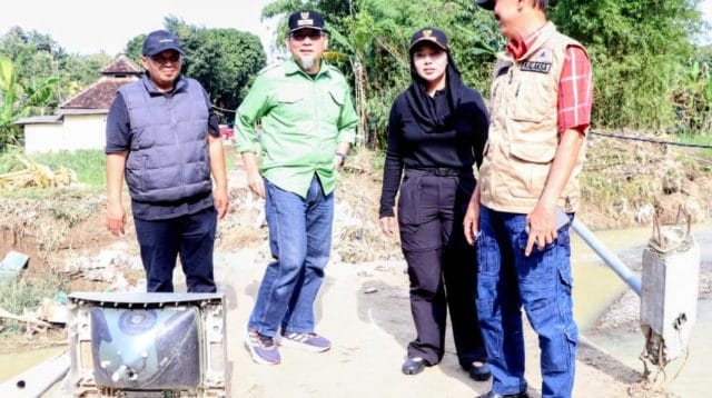 Bupati Brebes Paramitha Widya Kusuma meninjau kerusakan jalan akibat banjir Ketanggungan Brebes di Desa Buara