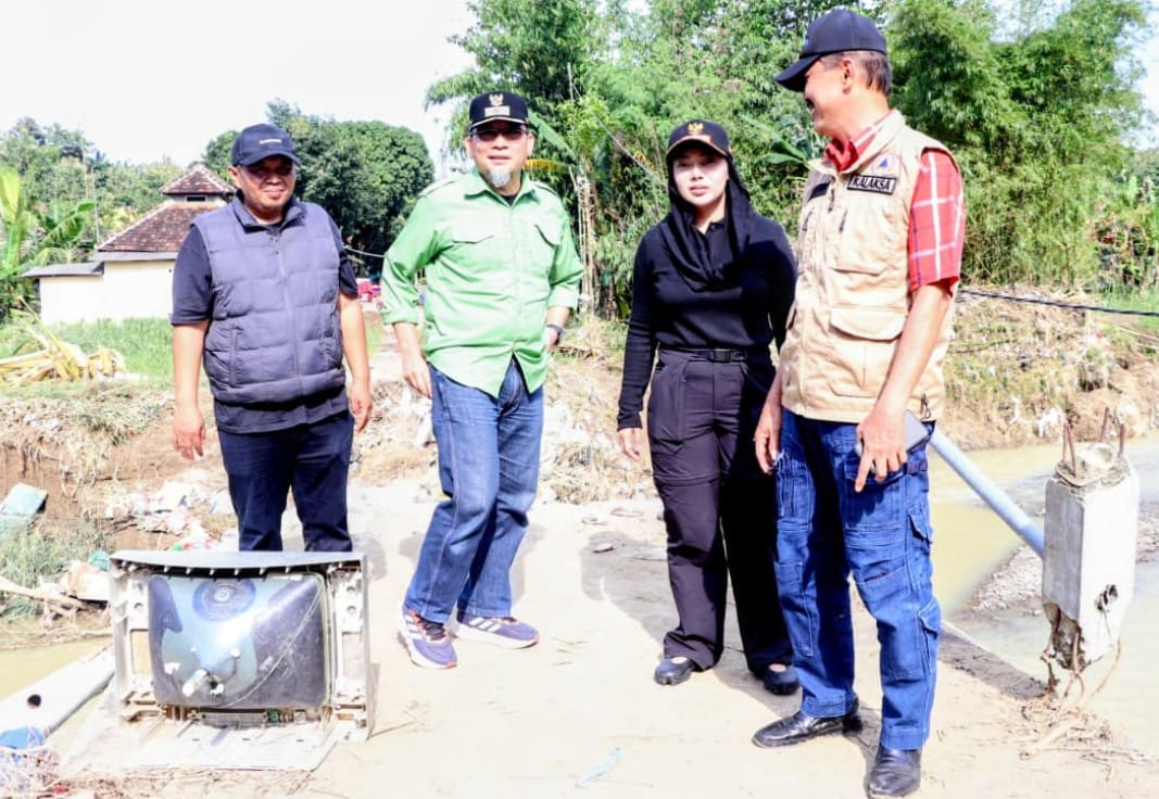 Bupati Brebes Paramitha Widya Kusuma meninjau kerusakan jalan akibat banjir Ketanggungan Brebes di Desa Buara