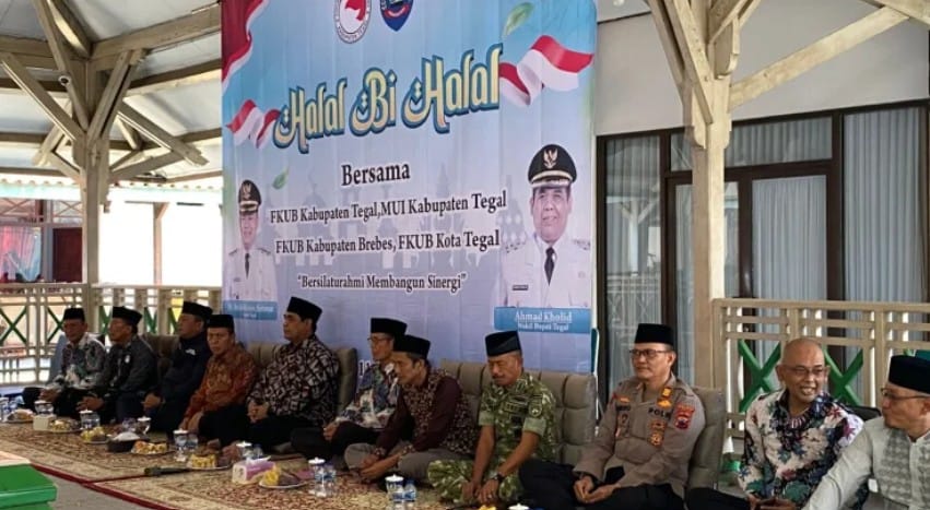 Kegiatan halal bihalal lintas agama di Pendopo Wakil Bupati Tegal yang dihadiri Polres Tegal dan tokoh agama