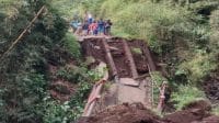 Jembatan Kalibuntu Brebes ambruk di ruas Cilibur-Gunungsumping Kecamatan Paguyangan memutus akses antarwilayah