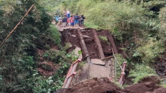 Jembatan Kalibuntu Brebes ambruk di ruas Cilibur-Gunungsumping Kecamatan Paguyangan memutus akses antarwilayah