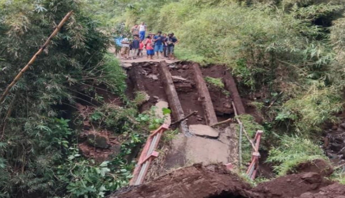 Jembatan Kalibuntu Brebes ambruk di ruas Cilibur-Gunungsumping Kecamatan Paguyangan memutus akses antarwilayah