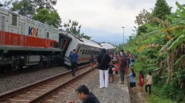 KA Bangunkarta anjlok di Bumiayu Brebes dengan tiga gerbong keluar rel akibat rel yang terputus di dekat Stasiun Bumiayu