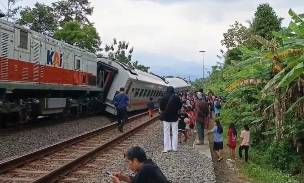 KA Bangunkarta Anjlok Bumiayu Brebes Rel Terputus KA Bangunkarta anjlok di Bumiayu Brebes dengan tiga gerbong keluar rel akibat rel yang terputus di dekat Stasiun Bumiayu