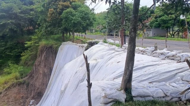 Kondisi tebing longsor di Sungai Cilakar Bantarkawung Brebes yang mengancam jalan provinsi Bumiayu–Salem
