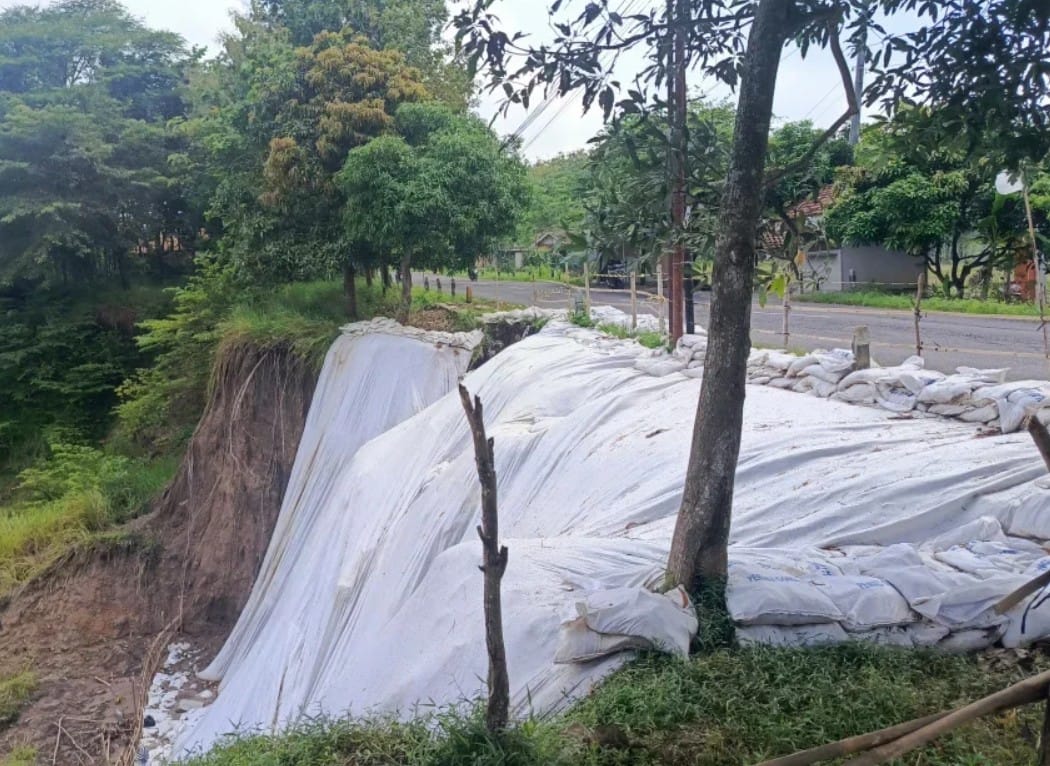 Kondisi tebing longsor di Sungai Cilakar Bantarkawung Brebes yang mengancam jalan provinsi Bumiayu–Salem