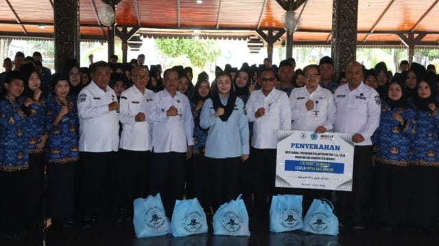 Bupati Brebes Paramitha Widya Kusuma menerima bantuan sembako dari 156 PNS Brebes untuk korban bencana tanah bergerak Sirampog