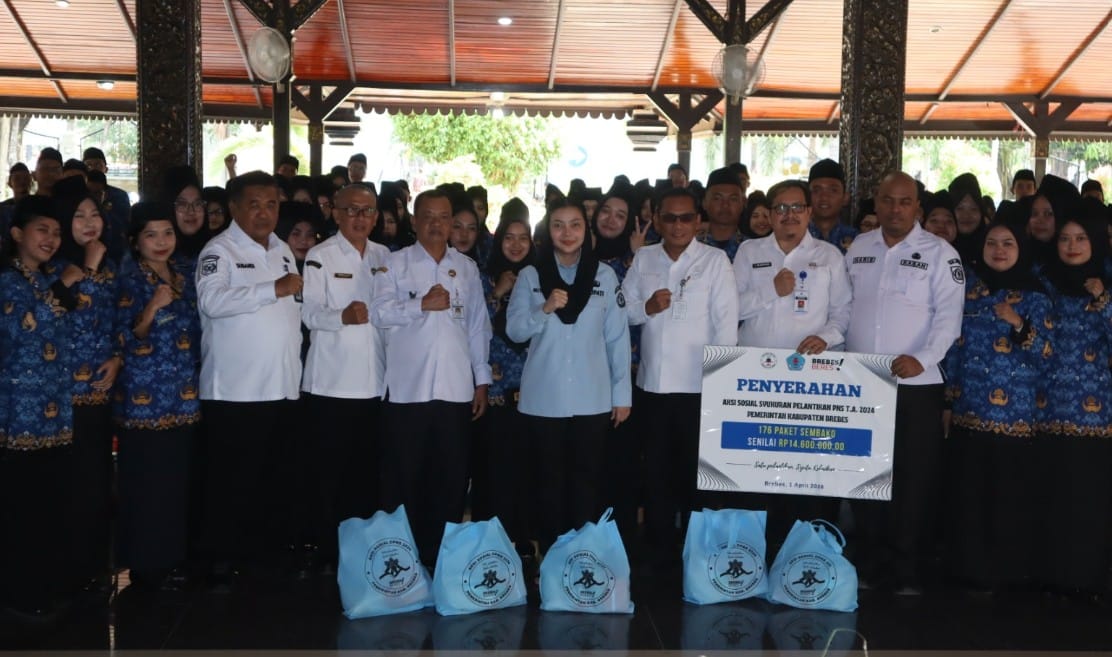 Bupati Brebes Paramitha Widya Kusuma menerima bantuan sembako dari 156 PNS Brebes untuk korban bencana tanah bergerak Sirampog