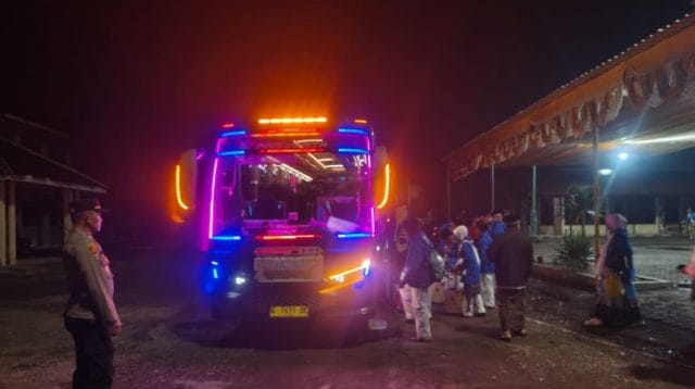 Polres Brebes mengamankan pemberangkatan jamaah haji Kloter 5 di Islamic Center Brebes