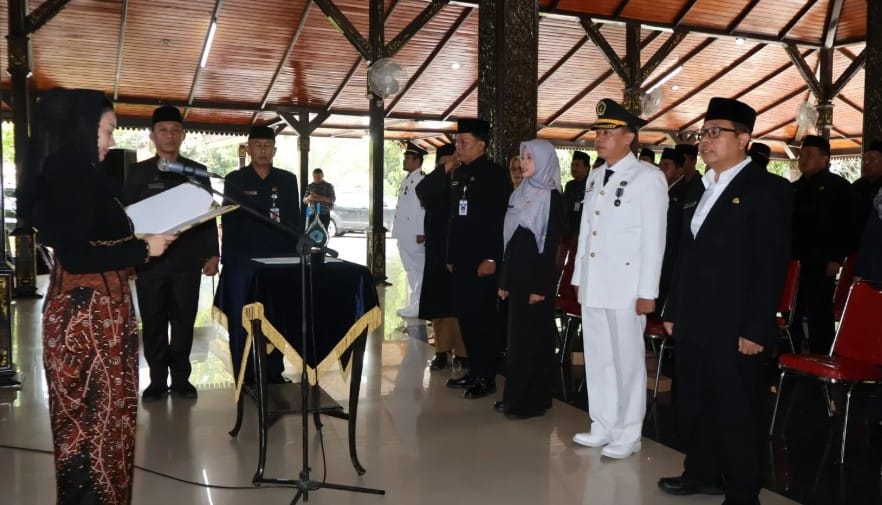 Bupati Brebes Paramitha Widya Kusuma melantik 49 pejabat eselon III dalam rotasi pejabat di Pendopo Brebes
