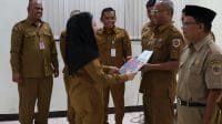 Bupati Brebes Paramitha Widya Kusuma menyerahkan SK Pensiun ASN Brebes kepada 37 pegawai purna tugas di Aula Kartini BKPSDMD