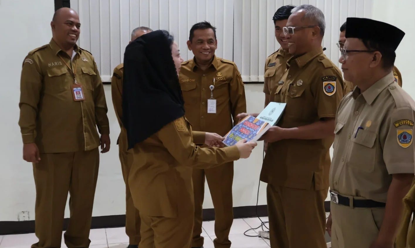 Bupati Brebes Paramitha Widya Kusuma menyerahkan SK Pensiun ASN Brebes kepada 37 pegawai purna tugas di Aula Kartini BKPSDMD