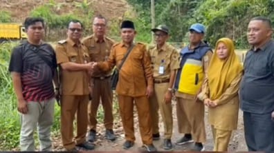 Wakil Bupati Brebes bersama Dinas PU saat tinjauan infrastruktur jalan di Desa Rajawetan
