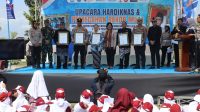 Pelajar Brebes ikuti deklarasi tertib lalu lintas peringatan Hardiknas 2026 di Halaman KPT Brebes