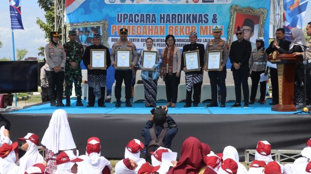 Pelajar Brebes ikuti deklarasi tertib lalu lintas peringatan Hardiknas 2026 di Halaman KPT Brebes