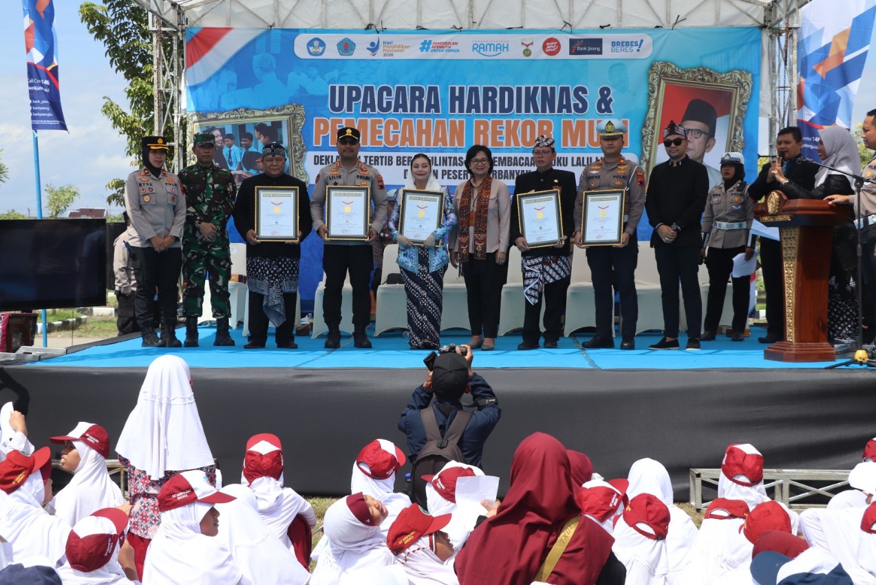 Pelajar Brebes ikuti deklarasi tertib lalu lintas peringatan Hardiknas 2026 di Halaman KPT Brebes