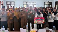 Penyerahan bantuan timbangan posyandu dan edukasi keuangan oleh MBK Ventura Larangan