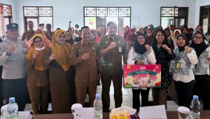 Penyerahan bantuan timbangan posyandu dan edukasi keuangan oleh MBK Ventura Larangan