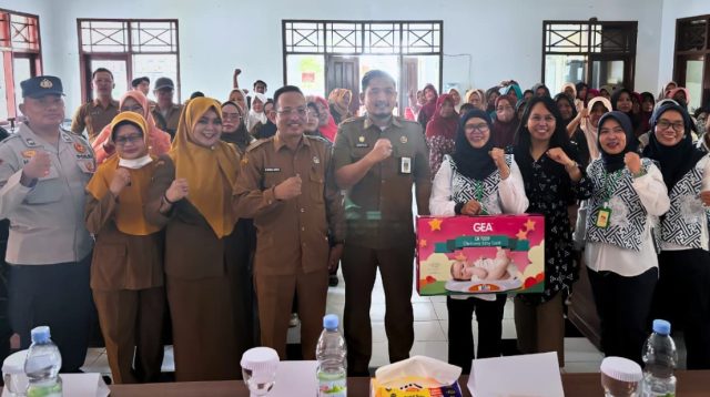 Penyerahan bantuan timbangan posyandu dan edukasi keuangan oleh MBK Ventura Larangan