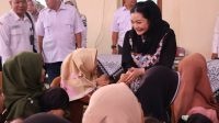 Bupati Paramitha Widya Kusuma menyerahkan bantuan gizi balita untuk cegah stunting Brebes